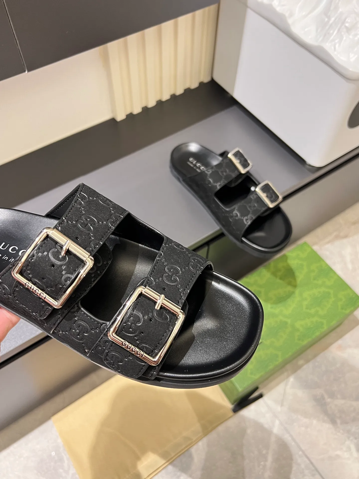 Men's Men's Shoes 💰p320 "GUCC＊" These slippers are made of GG polyester and feature a Gucci label on the front, adding a bold logo feel to the style. "Gucci Made in Italy" stamped label Rubber sole. Size 38-44